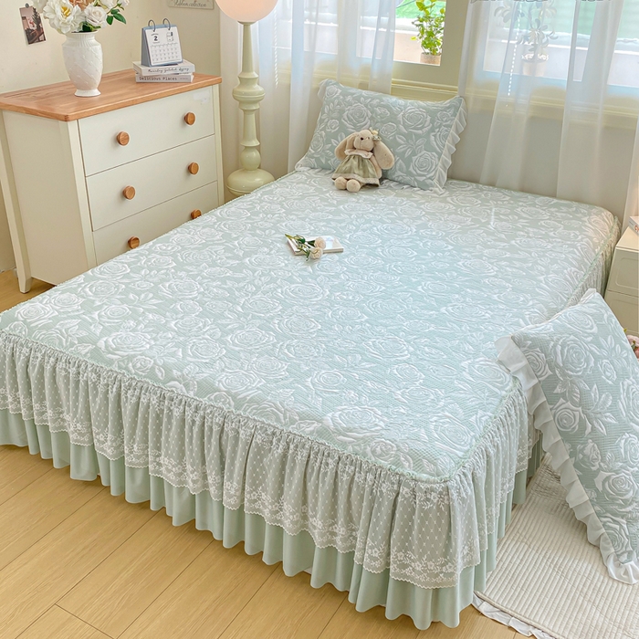 91家纺网 家纺一手货源 找家纺 伊人坊 2026新款A类550克凉感提花值过0.21冰豆豆家用凉席子三件套夏季-床裙款 玫瑰－绿