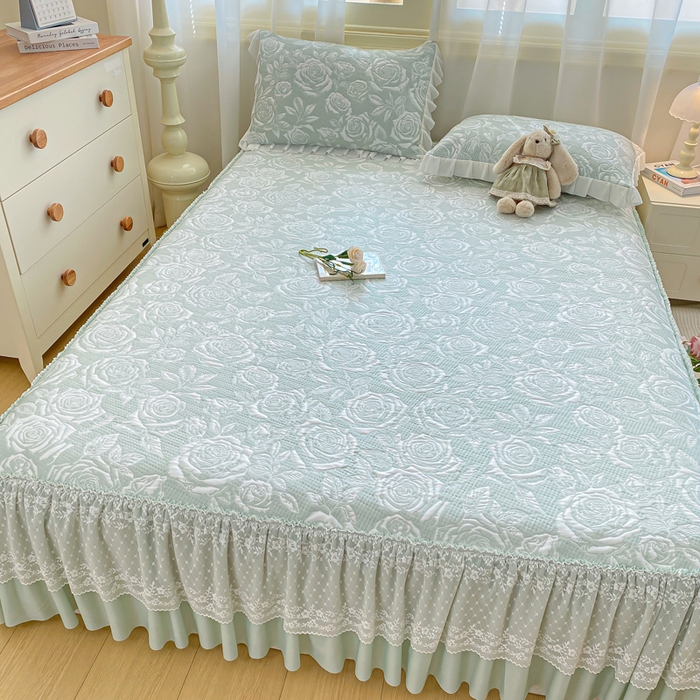 91家纺网 家纺一手货源 找家纺 伊人坊 2026新款A类550克凉感提花值过0.21冰豆豆家用凉席子三件套夏季-床裙款 玫瑰－绿