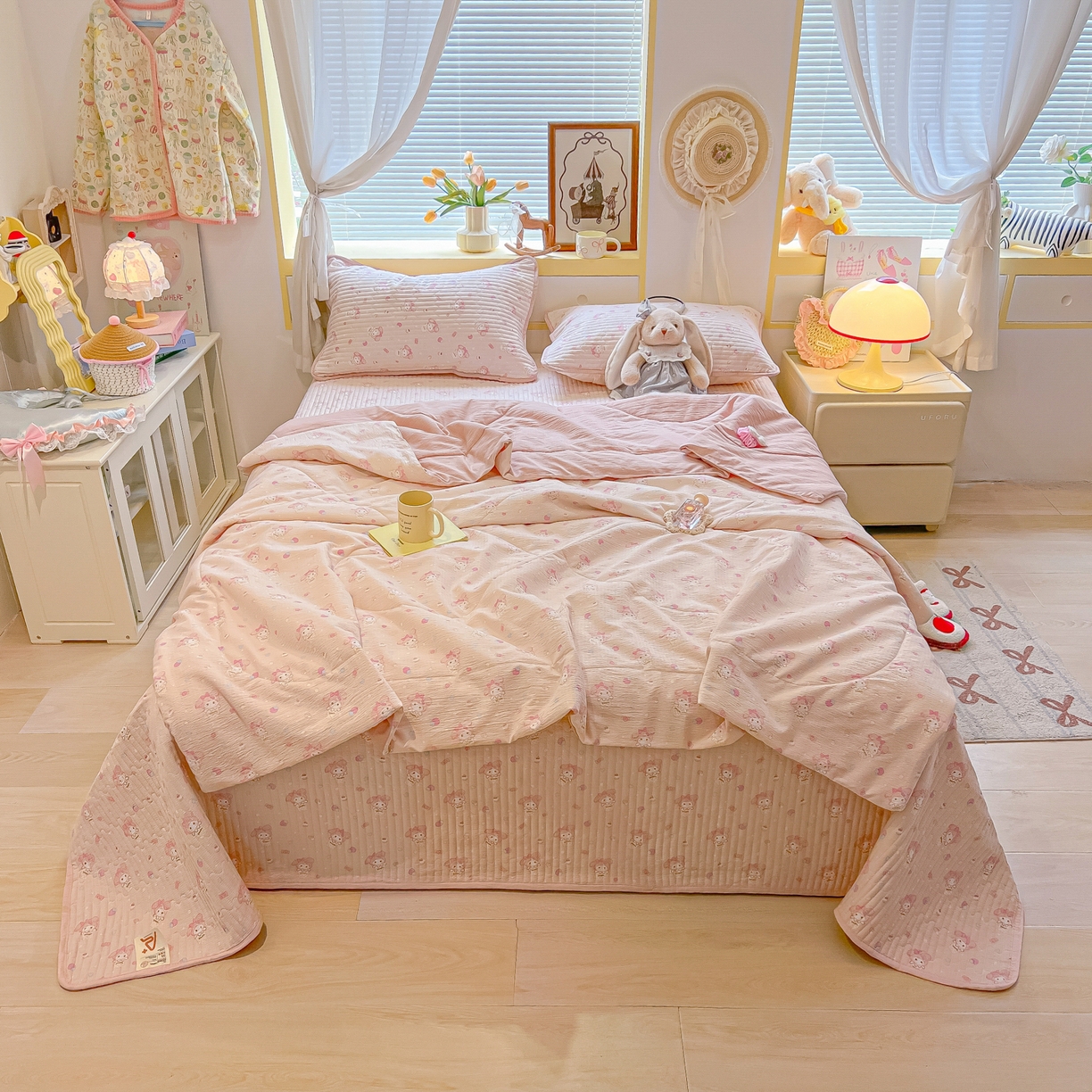 91家纺网 家纺一手货源 找家纺 乐逸家纺  2026新款A类云感双层纱夏被床盖四件套 粉粉兔