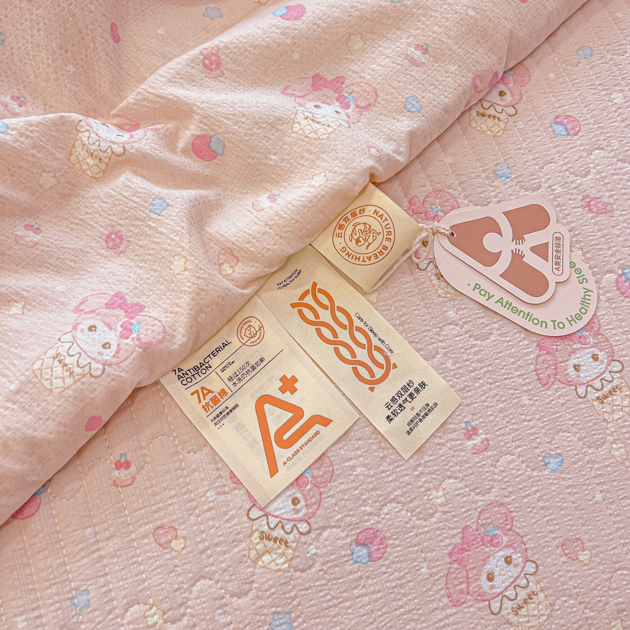 91家纺网 家纺一手货源 找家纺 乐逸家纺  2026新款A类云感双层纱夏被床盖四件套 粉粉兔