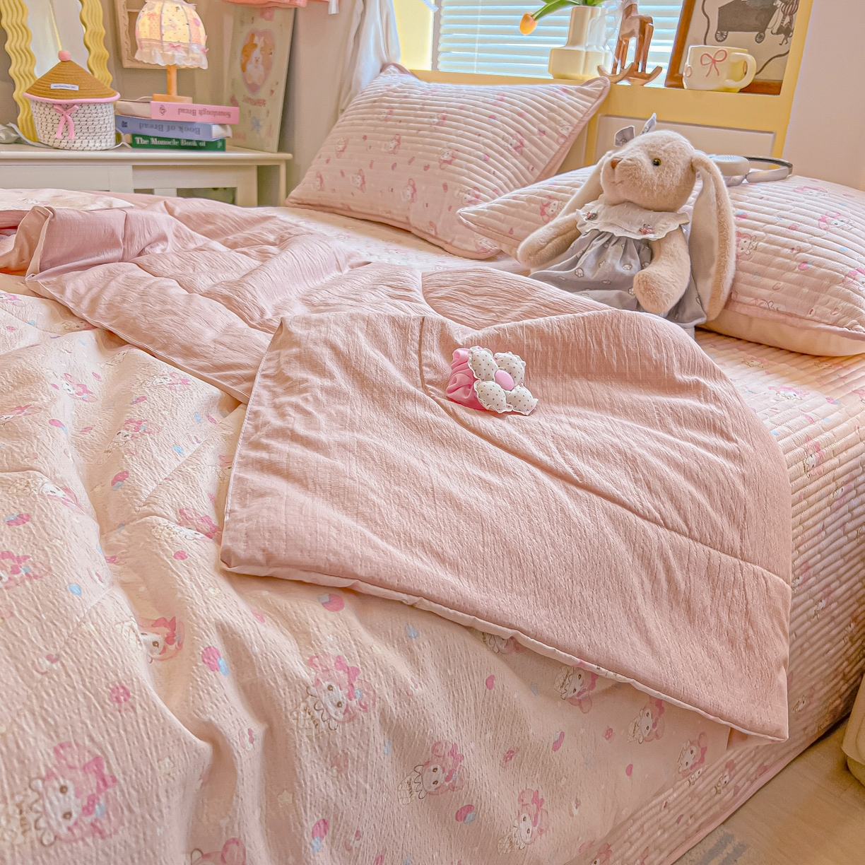 91家纺网 家纺一手货源 找家纺 乐逸家纺  2026新款A类云感双层纱夏被床盖四件套 粉粉兔