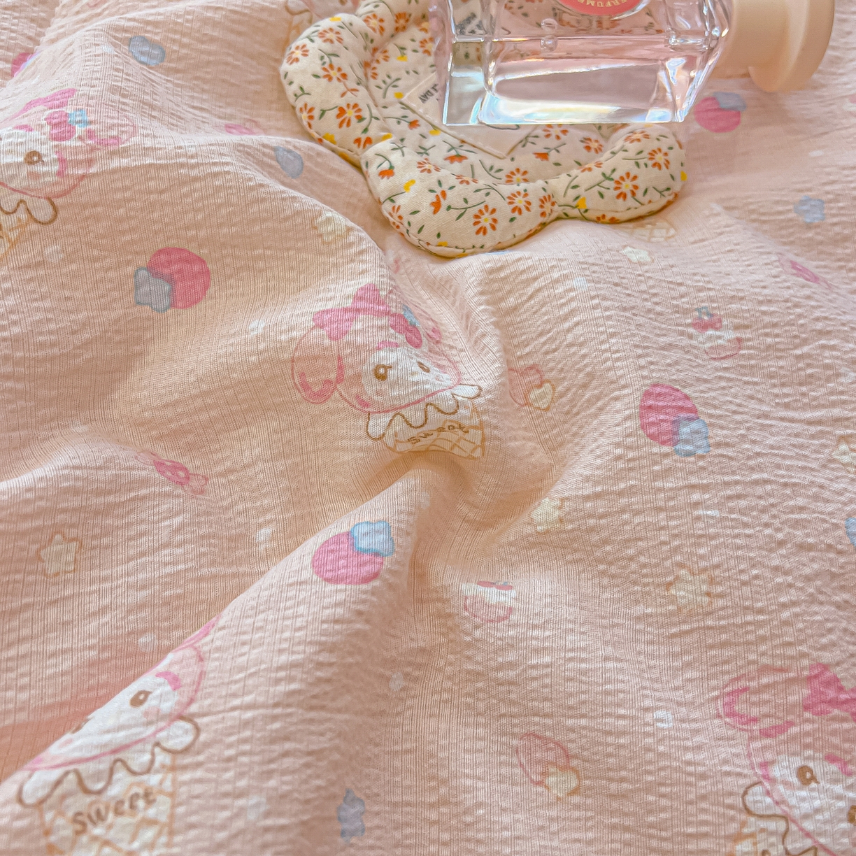 91家纺网 家纺一手货源 找家纺 乐逸家纺  2026新款A类云感双层纱夏被床盖四件套 粉粉兔