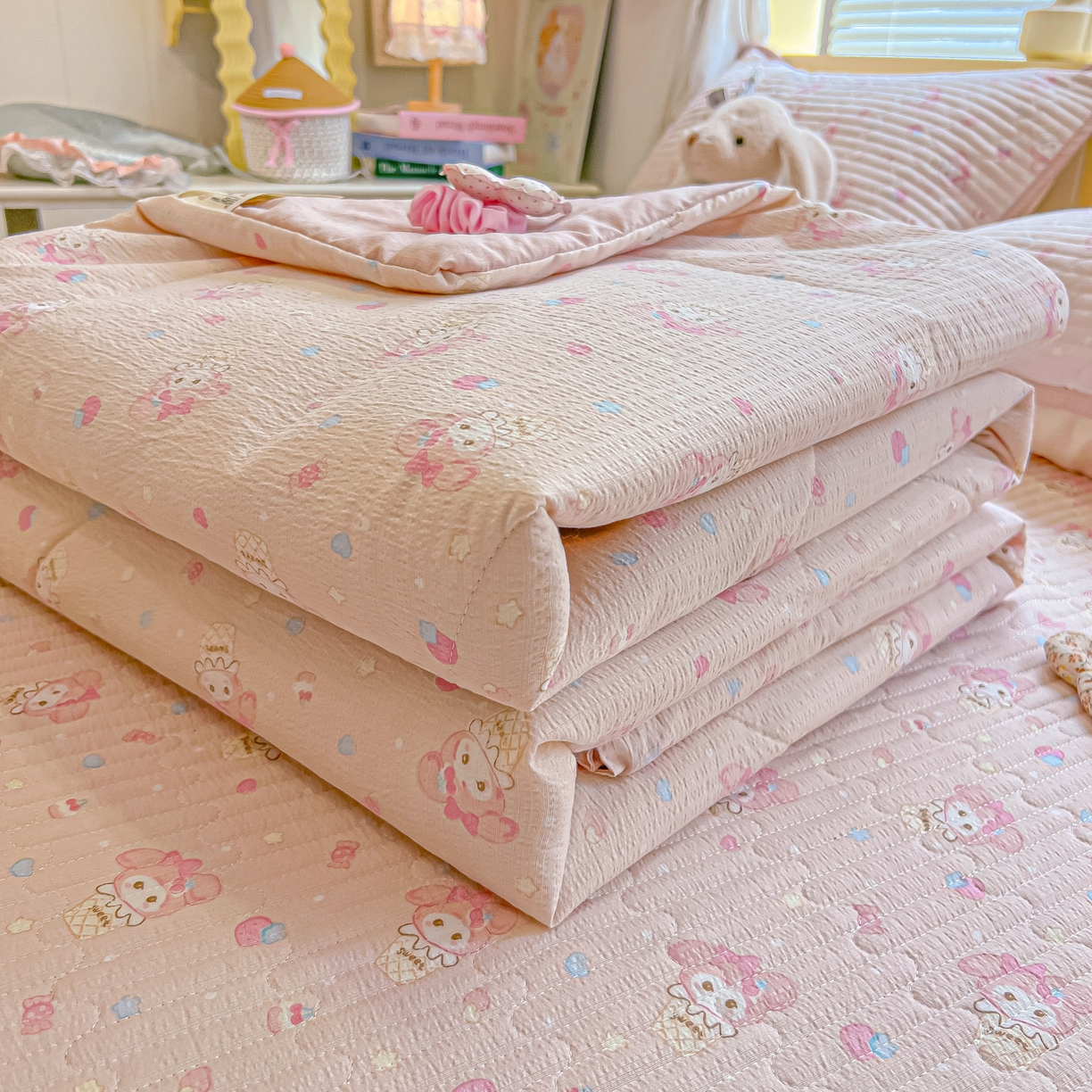 91家纺网 家纺一手货源 找家纺 乐逸家纺  2026新款A类云感双层纱夏被床盖四件套 粉粉兔