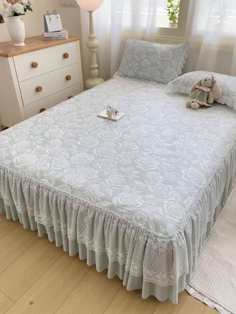 91家纺网 家纺一手货源 找家纺 伊人坊 2026新款A类550克凉感提花值过0.21冰豆豆家用凉席子三件套夏季-床裙款 玫瑰－绿