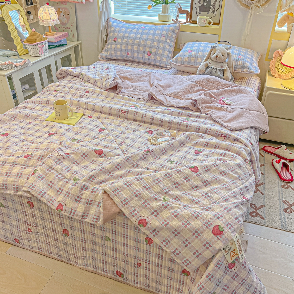 91家纺网 家纺一手货源 找家纺 乐逸家纺  2026新款A类云感双层纱夏被床盖四件套 格子草莓