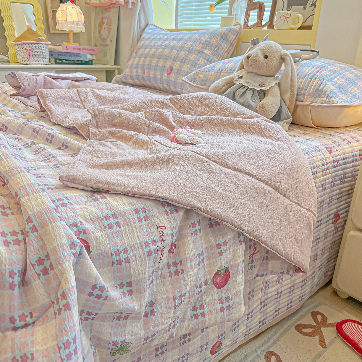 91家纺网 家纺一手货源 找家纺 乐逸家纺  2026新款A类云感双层纱夏被床盖四件套 格子草莓