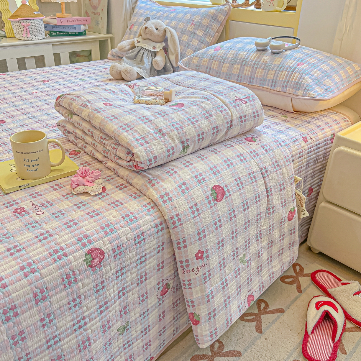 91家纺网 家纺一手货源 找家纺 乐逸家纺  2026新款A类云感双层纱夏被床盖四件套 格子草莓