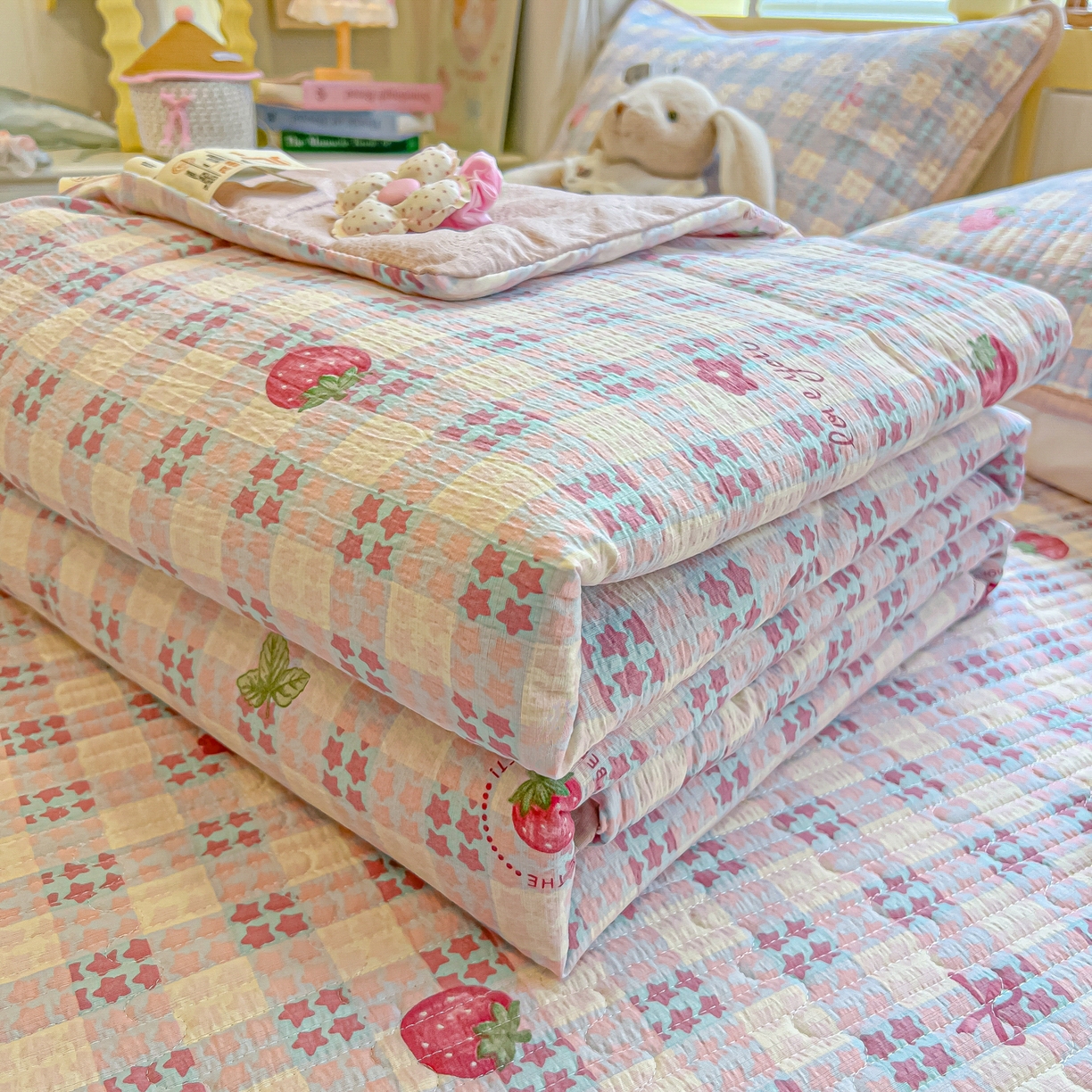 91家纺网 家纺一手货源 找家纺 乐逸家纺  2026新款A类云感双层纱夏被床盖四件套 格子草莓