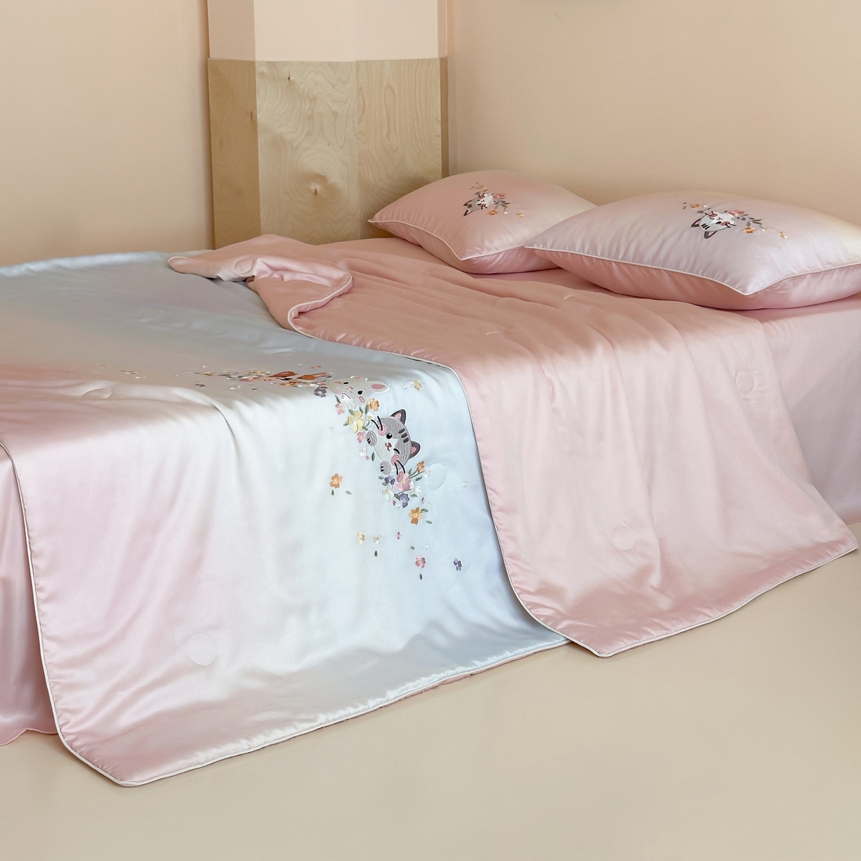 91家纺网 家纺一手货源 找家纺 （总）爱缦 2026新款60s兰精天丝数码印花绣花夏被空调被夏凉被四件套