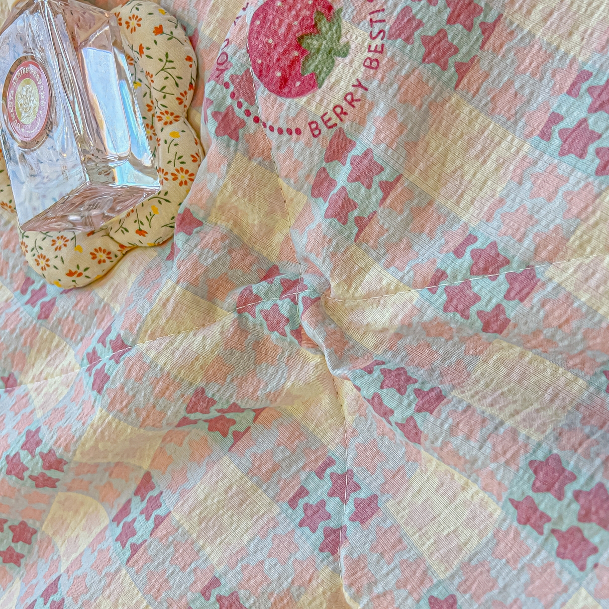 91家纺网 家纺一手货源 找家纺 乐逸家纺  2026新款A类云感双层纱夏被床盖四件套 格子草莓