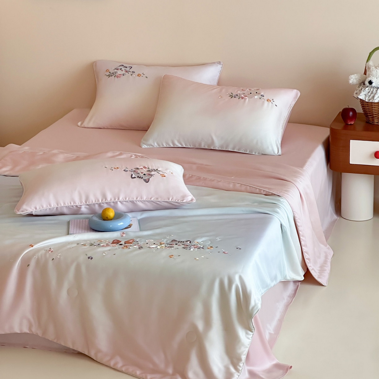 91家纺网 家纺一手货源 找家纺 （总）爱缦 2026新款60s兰精天丝数码印花绣花夏被空调被夏凉被四件套