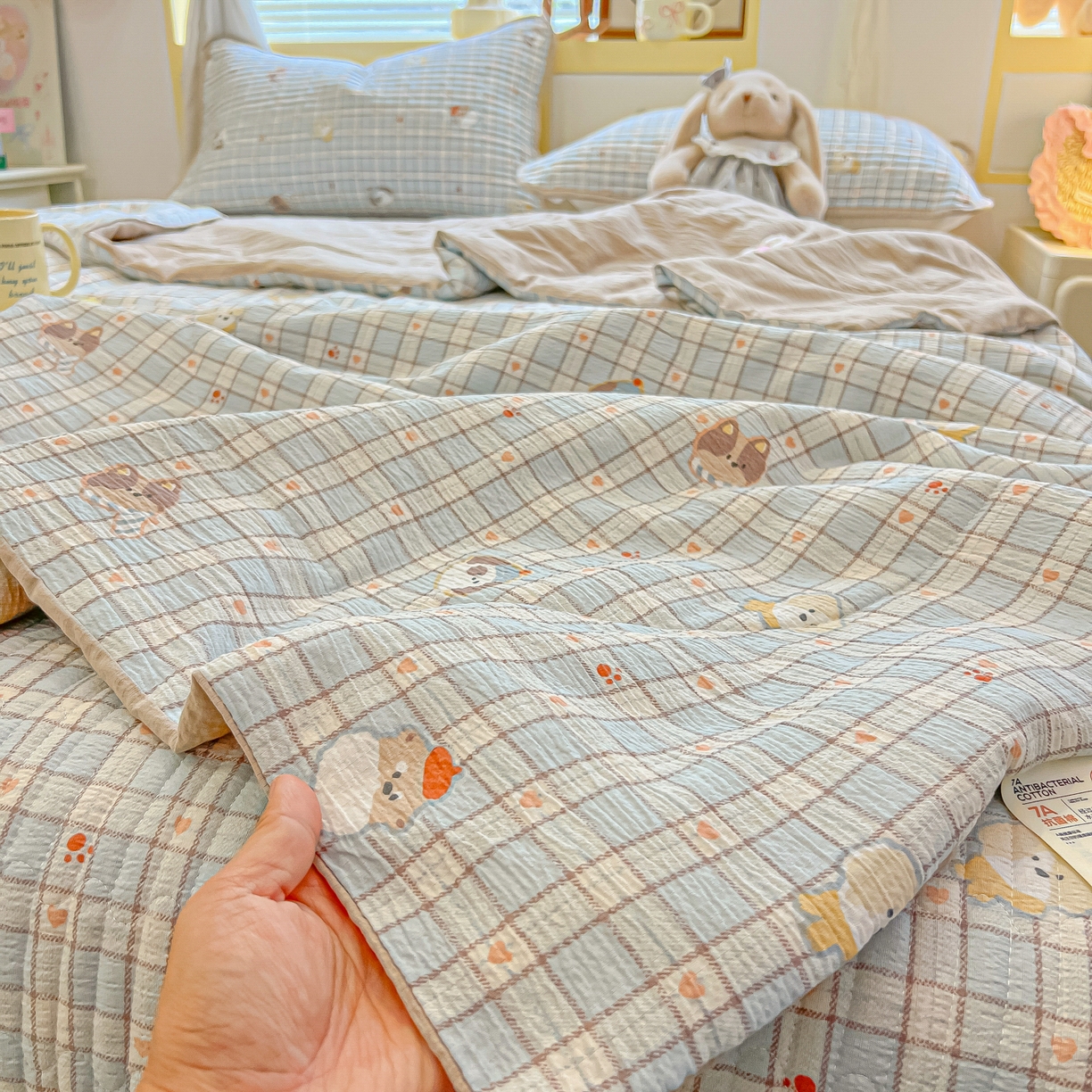 91家纺网 家纺一手货源 找家纺 乐逸家纺  2026新款A类云感双层纱夏被床盖四件套 格子萌狗