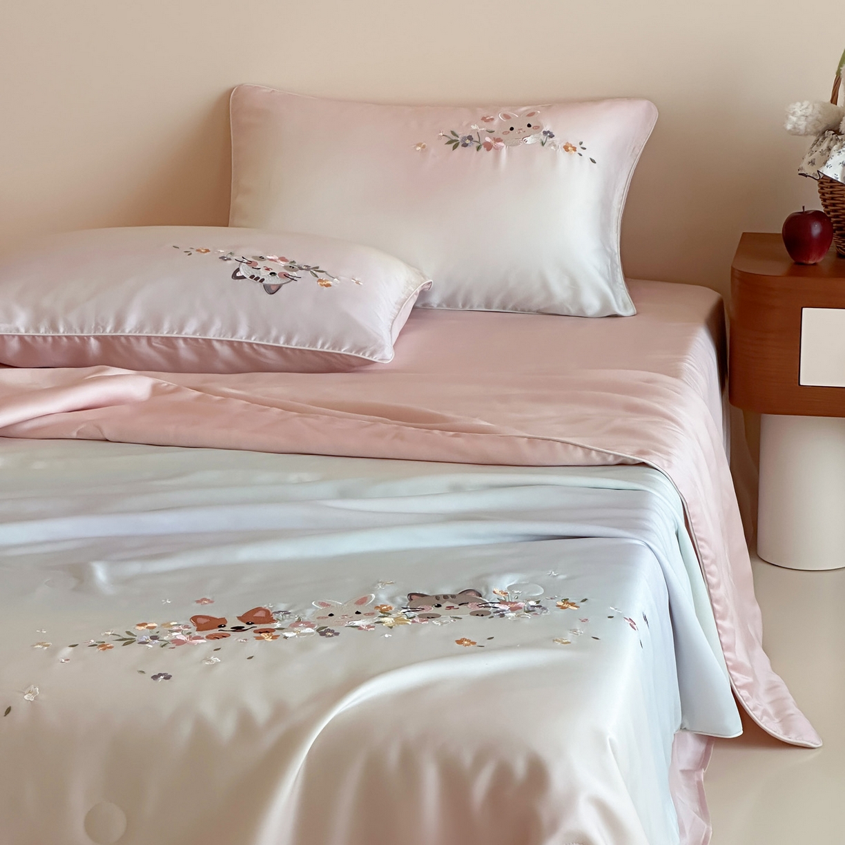 91家纺网 家纺一手货源 找家纺 （总）爱缦 2026新款60s兰精天丝数码印花绣花夏被空调被夏凉被四件套