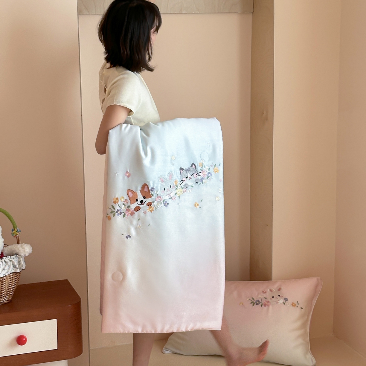 91家纺网 家纺一手货源 找家纺 （总）爱缦 2026新款60s兰精天丝数码印花绣花夏被空调被夏凉被四件套