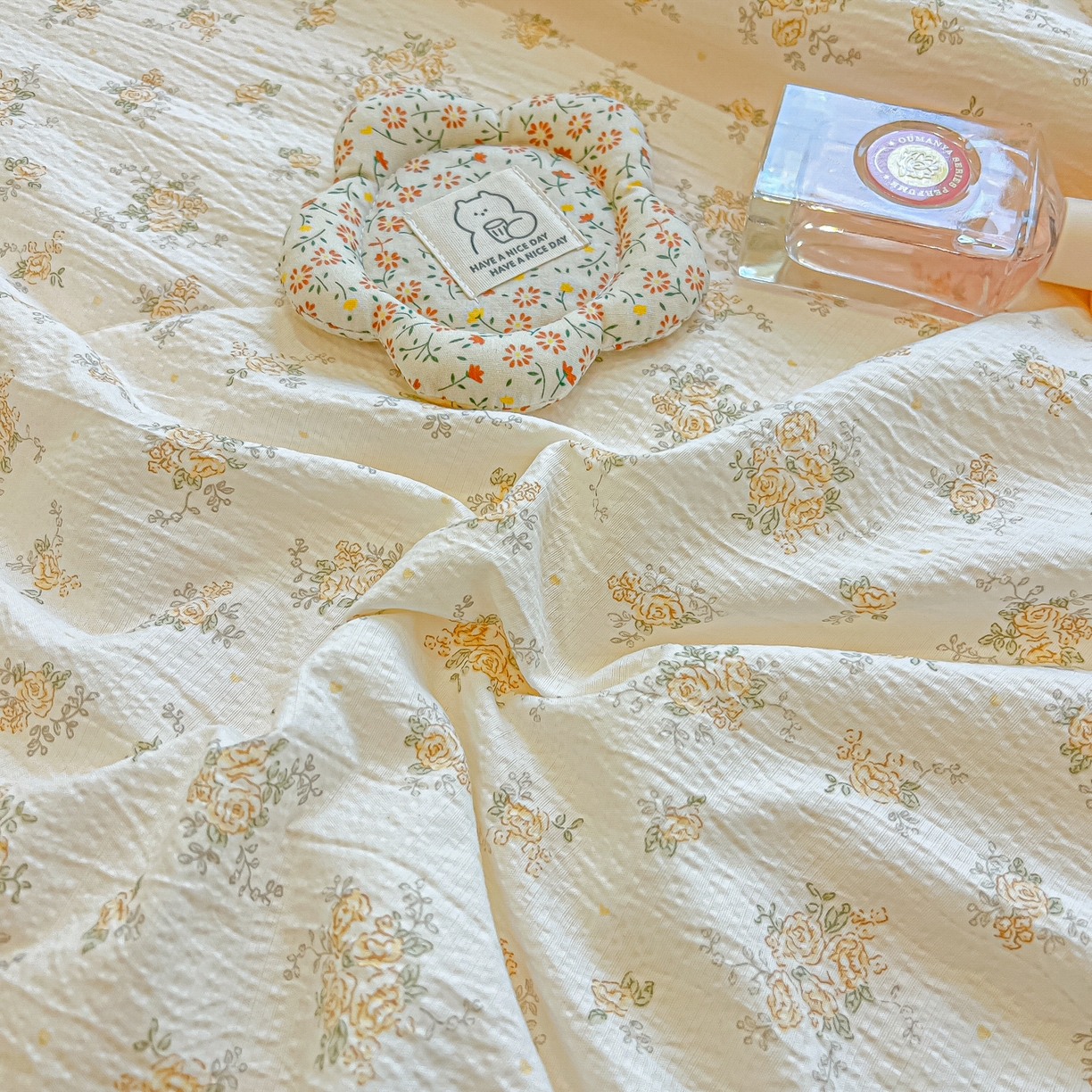 91家纺网 家纺一手货源 找家纺 乐逸家纺  2026新款A类云感双层纱夏被床盖四件套 暖花