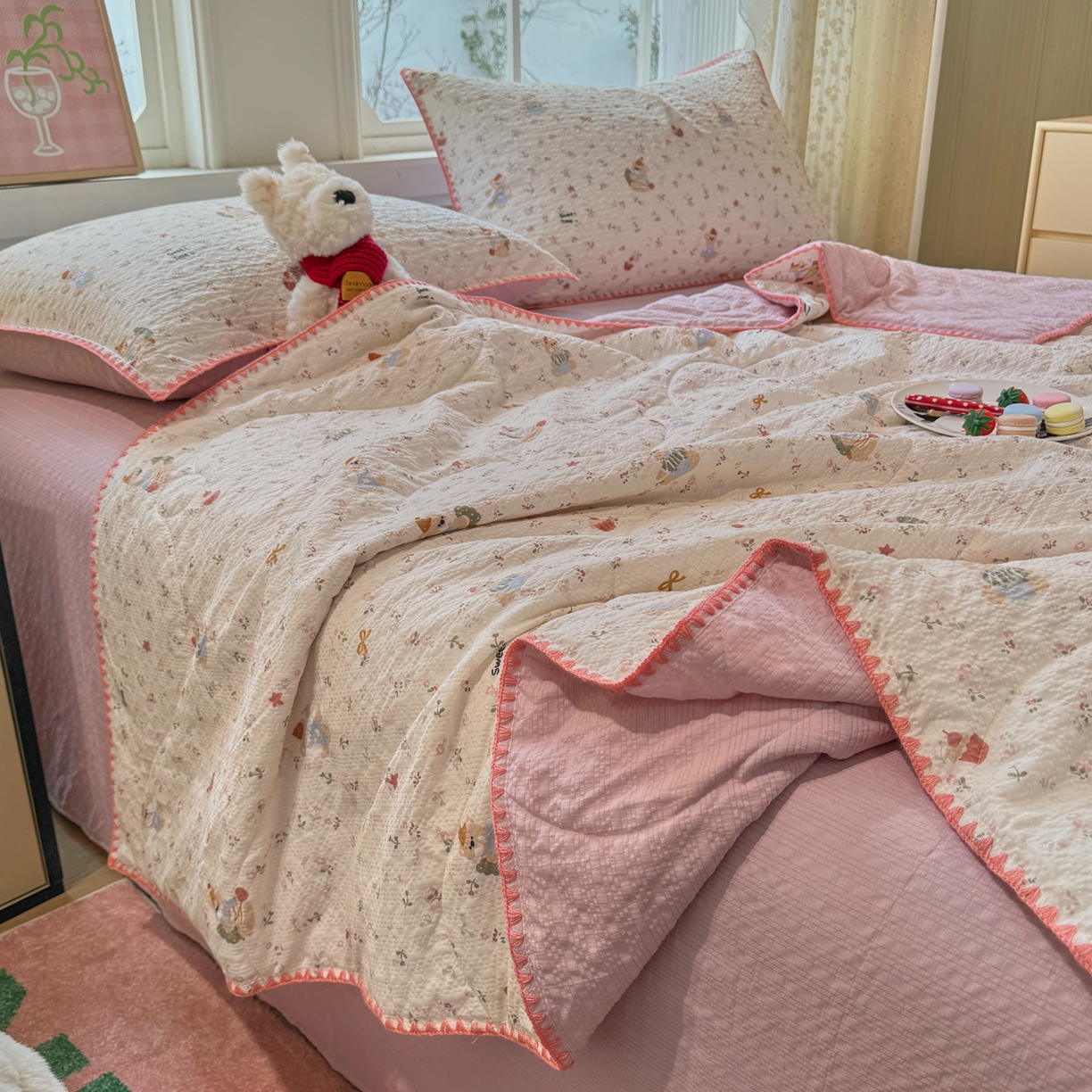 91家纺网 家纺一手货源 找家纺 慕澄家纺 2026新款泡芙棉贝壳边印花夏被四件套 夏被-甜莓小熊园