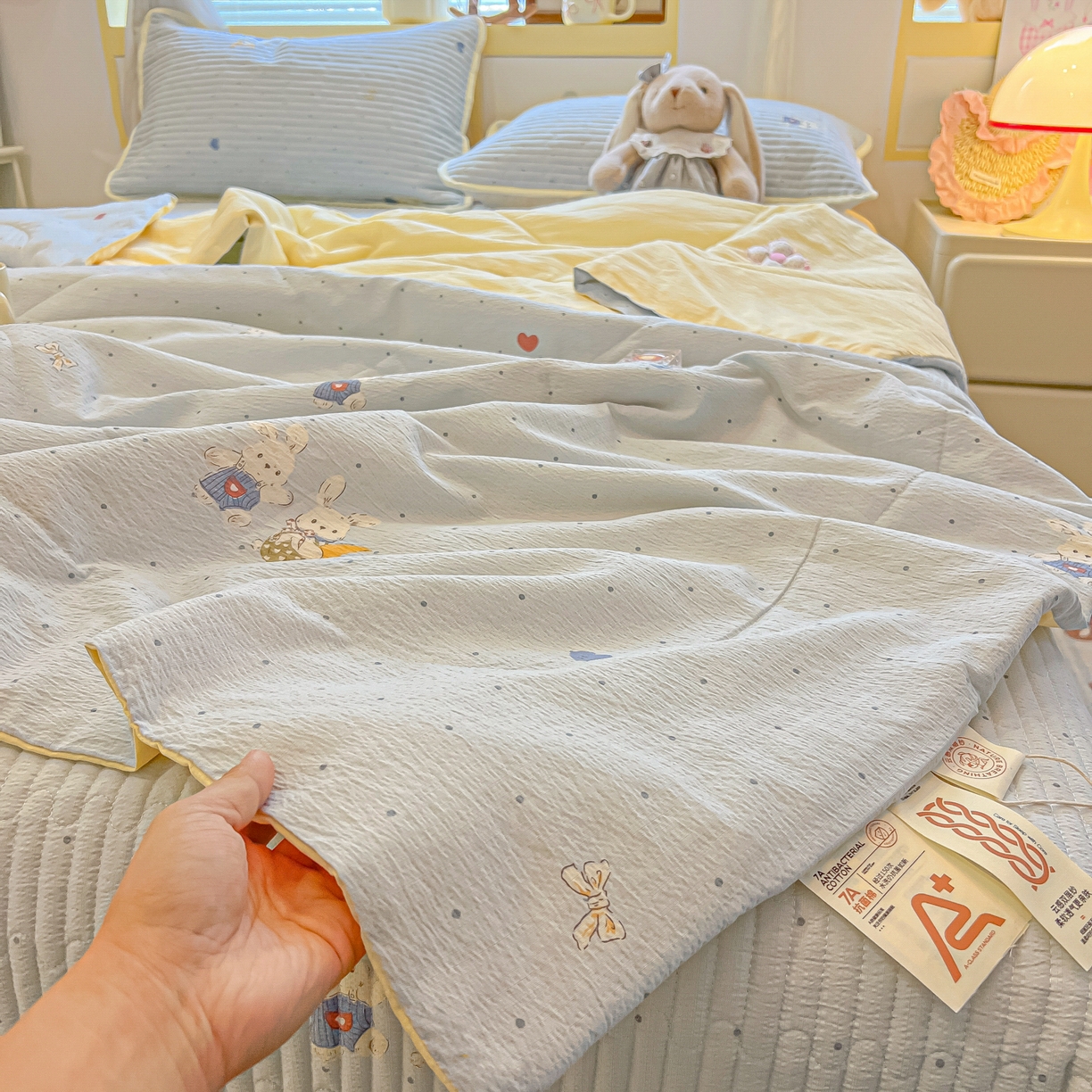 91家纺网 家纺一手货源 找家纺 乐逸家纺  2026新款A类云感双层纱夏被床盖四件套 兔眠