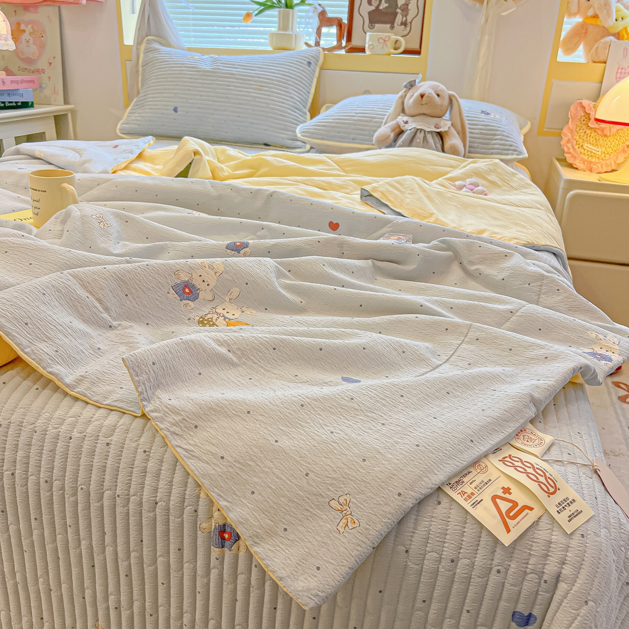 91家纺网 家纺一手货源 找家纺 乐逸家纺  2026新款A类云感双层纱夏被床盖四件套 兔眠