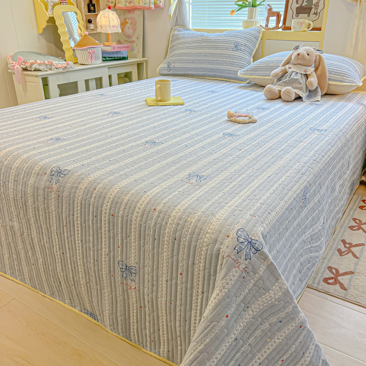 91家纺网 家纺一手货源 找家纺 乐逸家纺  2026新款A类云感双层纱夏被床盖四件套 夏日条纹