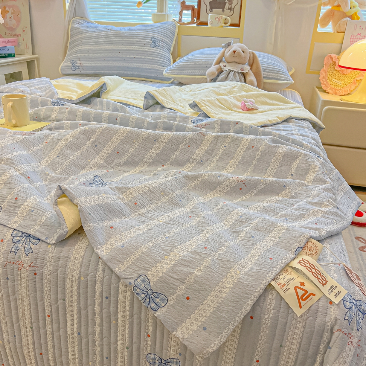 91家纺网 家纺一手货源 找家纺 乐逸家纺  2026新款A类云感双层纱夏被床盖四件套 夏日条纹