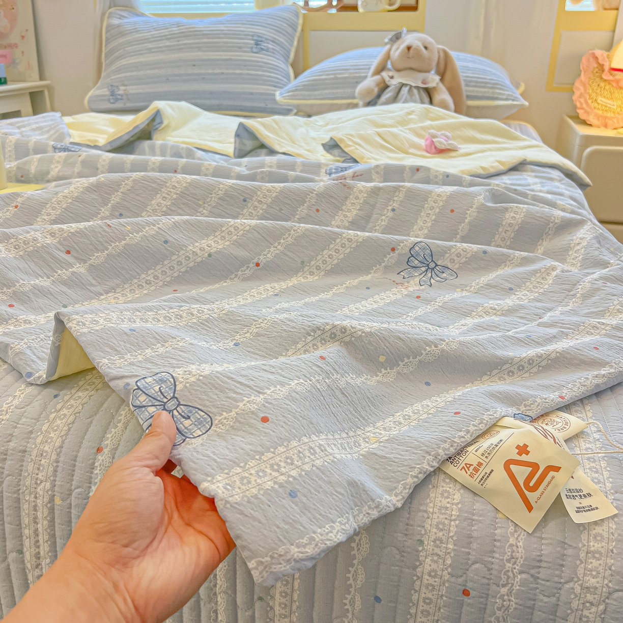 91家纺网 家纺一手货源 找家纺 乐逸家纺  2026新款A类云感双层纱夏被床盖四件套 夏日条纹