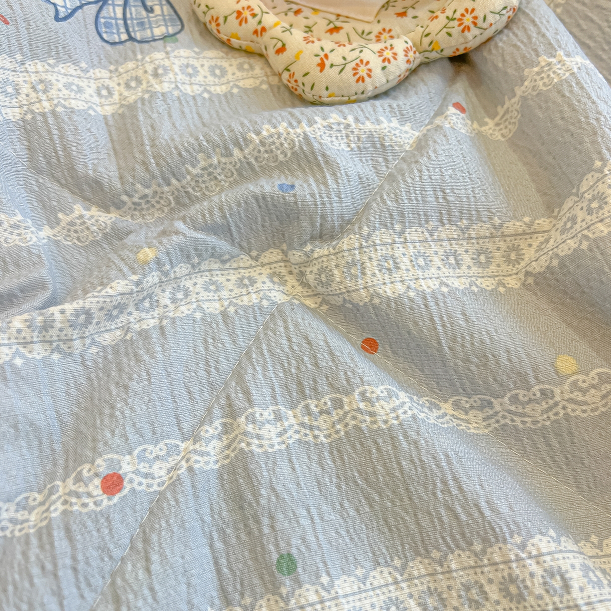 91家纺网 家纺一手货源 找家纺 乐逸家纺  2026新款A类云感双层纱夏被床盖四件套 夏日条纹