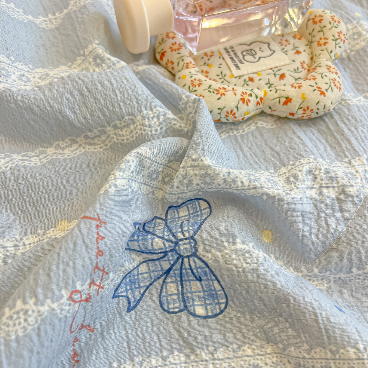 91家纺网 家纺一手货源 找家纺 乐逸家纺  2026新款A类云感双层纱夏被床盖四件套 夏日条纹