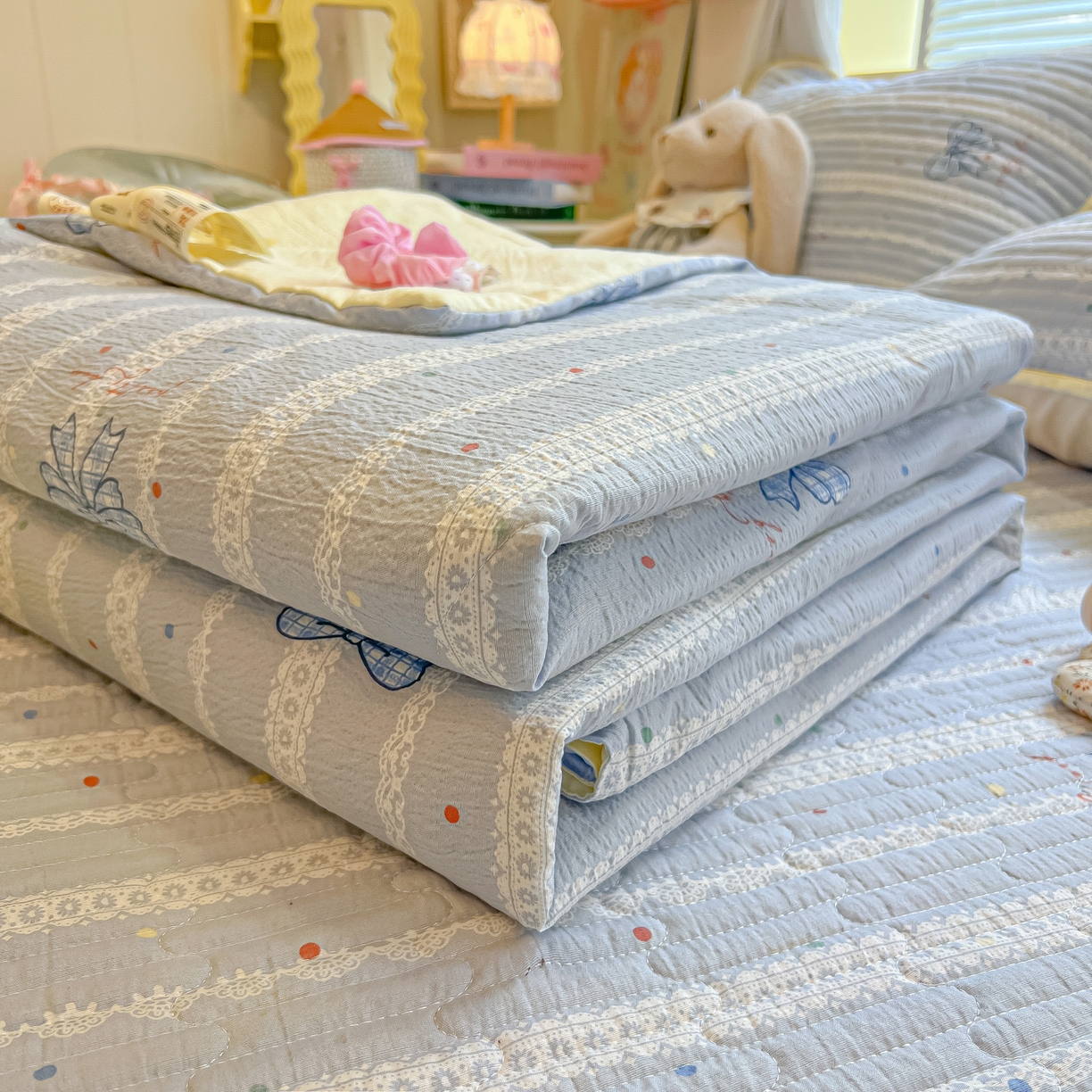 91家纺网 家纺一手货源 找家纺 乐逸家纺  2026新款A类云感双层纱夏被床盖四件套 夏日条纹