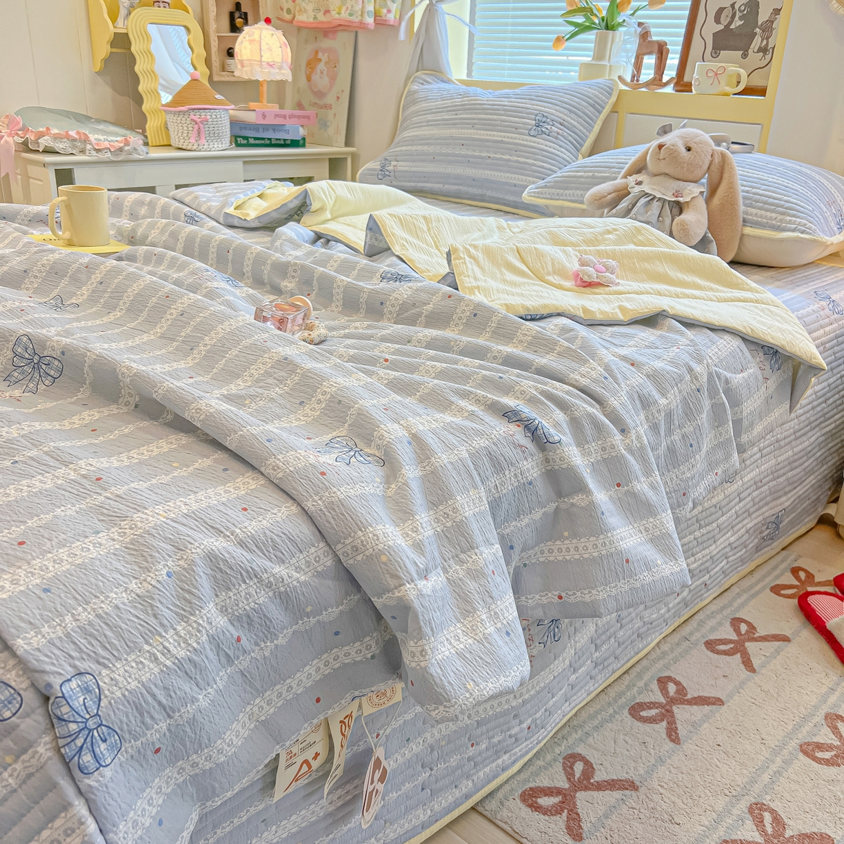 91家纺网 家纺一手货源 找家纺 乐逸家纺  2026新款A类云感双层纱夏被床盖四件套 夏日条纹