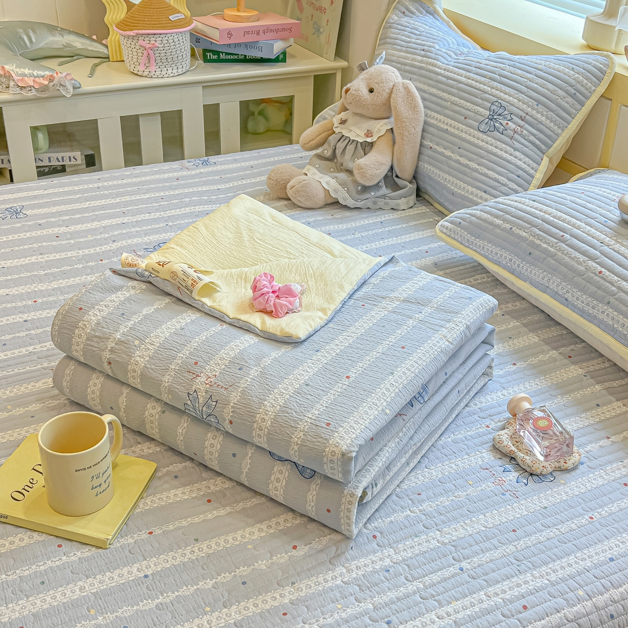 91家纺网 家纺一手货源 找家纺 乐逸家纺  2026新款A类云感双层纱夏被床盖四件套 夏日条纹