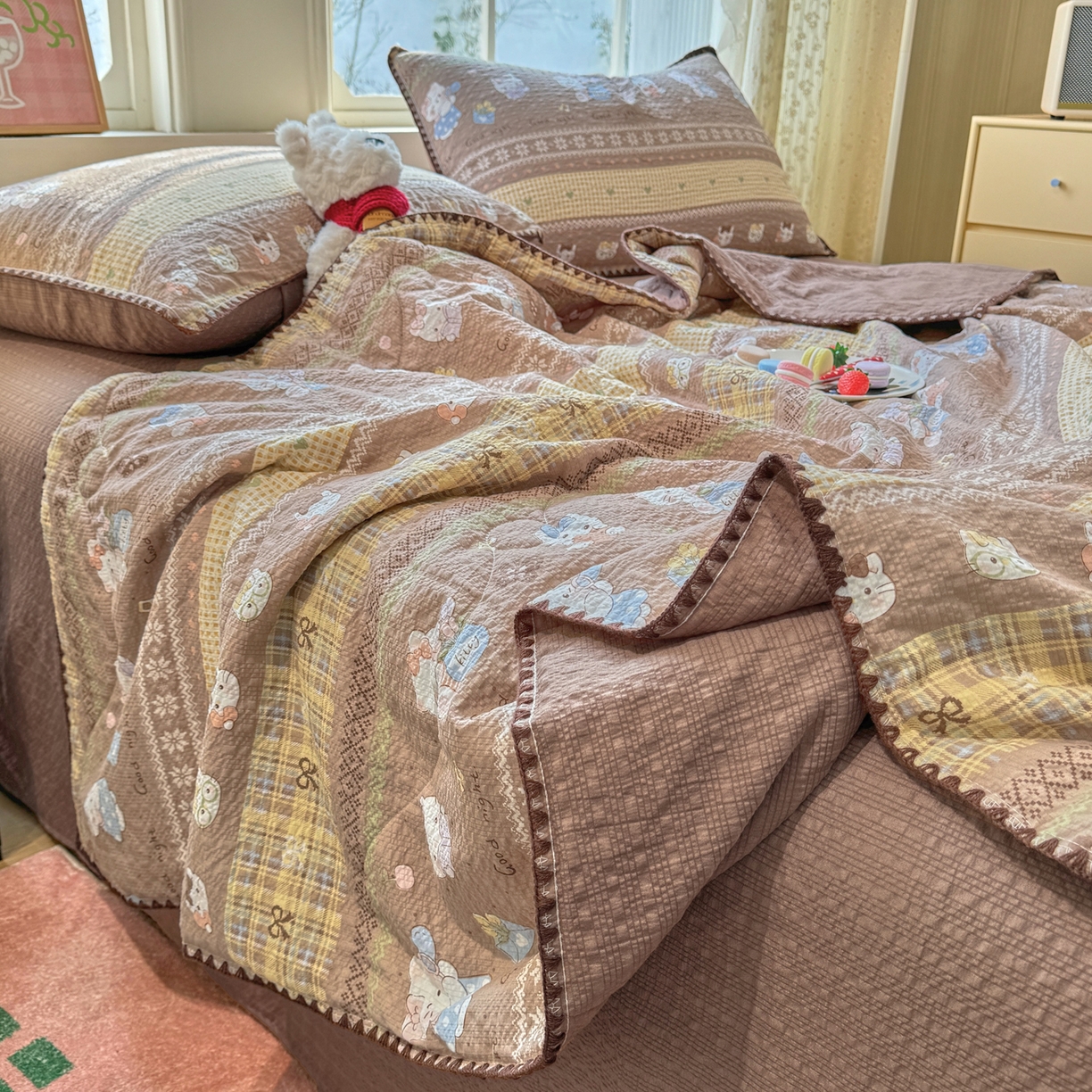 91家纺网 家纺一手货源 找家纺 慕澄家纺 2026新款泡芙棉贝壳边印花夏被四件套 夏被-椰棕猫软糖