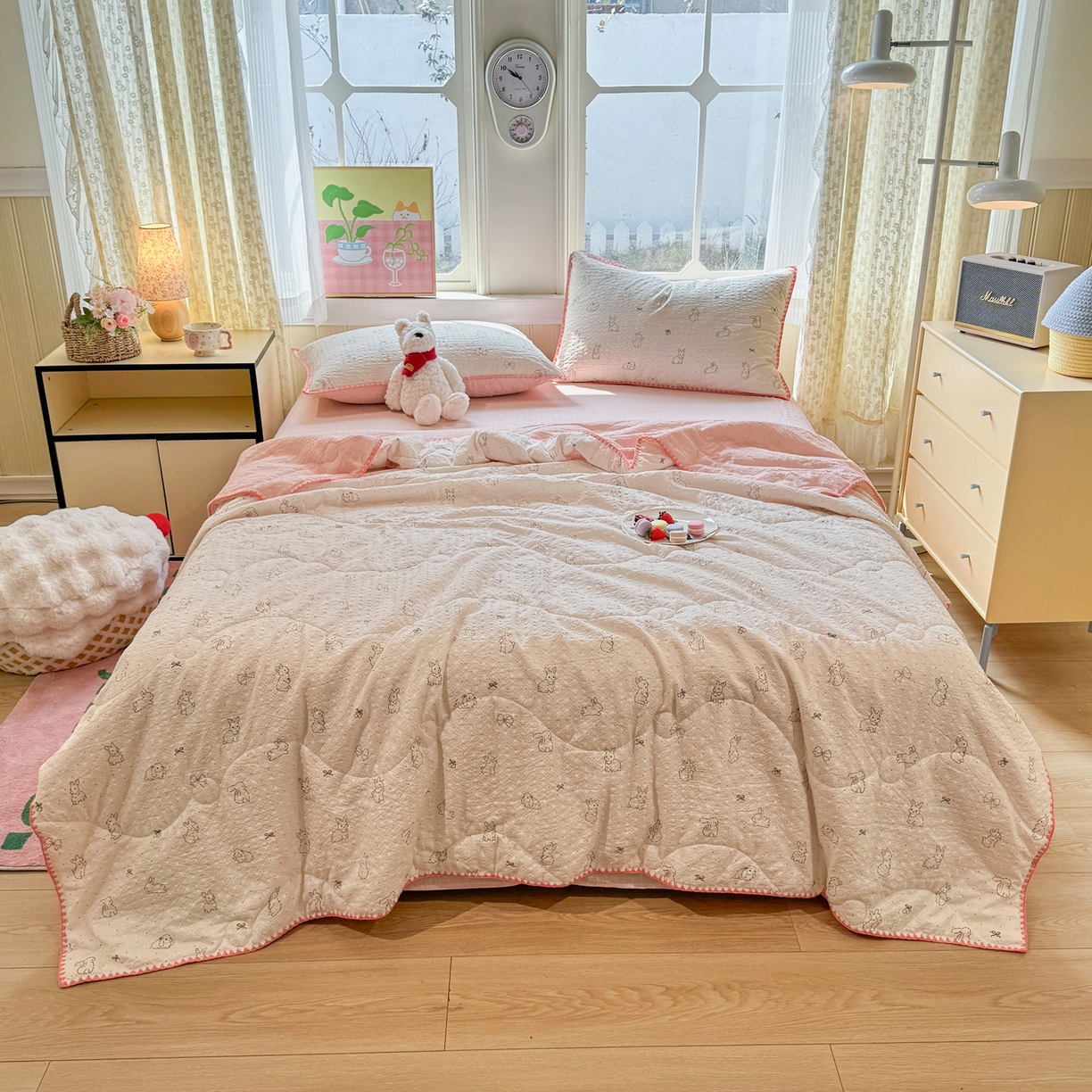91家纺网 家纺一手货源 找家纺 慕澄家纺 2026新款泡芙棉贝壳边印花夏被四件套 夏被-粉边兔小乖