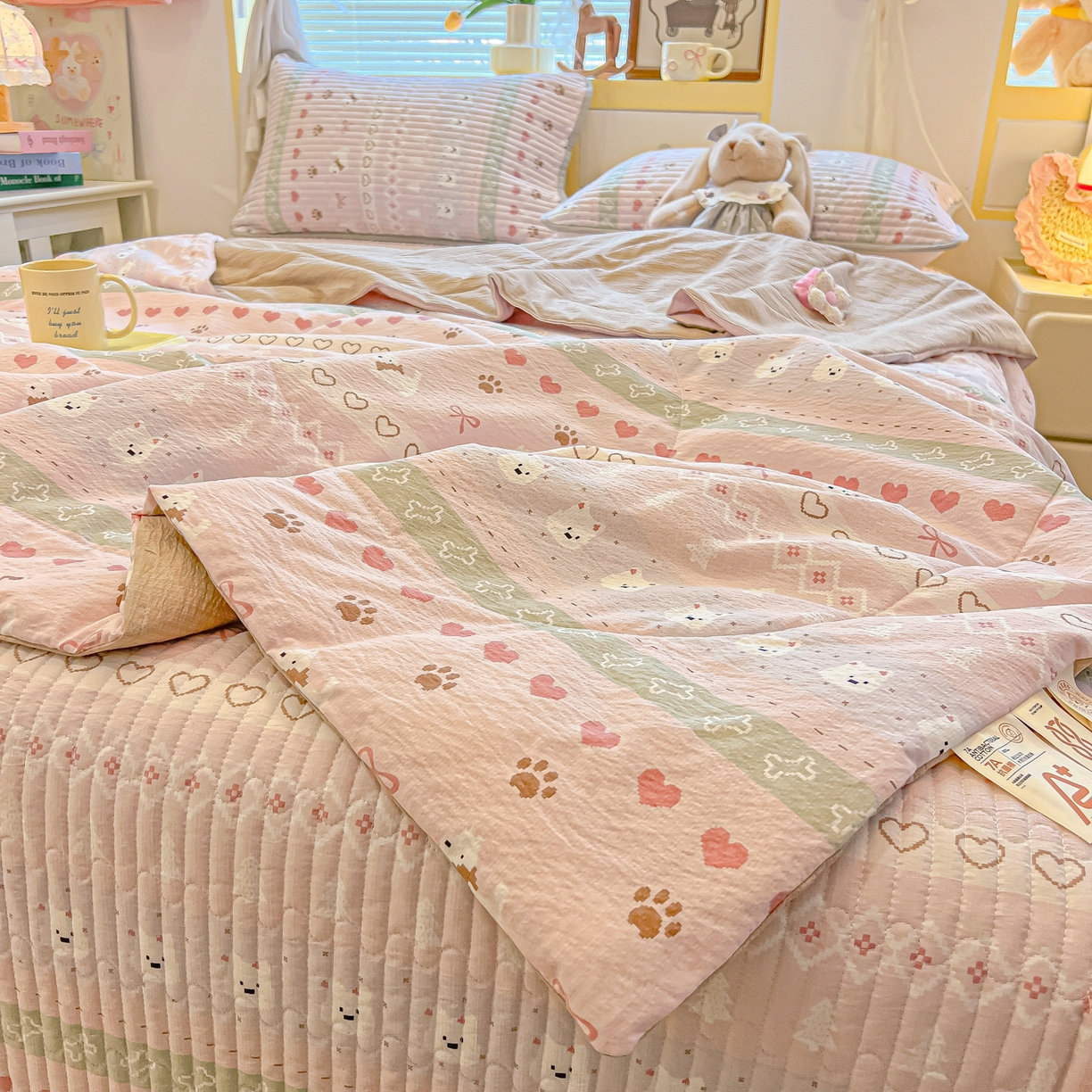 91家纺网 家纺一手货源 找家纺 乐逸家纺  2026新款A类云感双层纱夏被床盖四件套 小狗日记