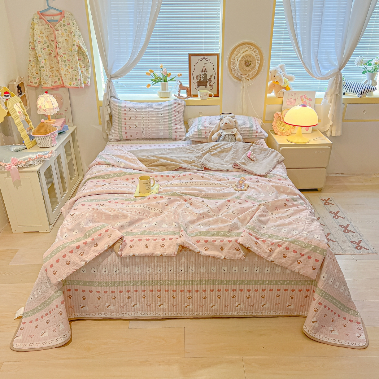 91家纺网 家纺一手货源 找家纺 乐逸家纺  2026新款A类云感双层纱夏被床盖四件套 小狗日记