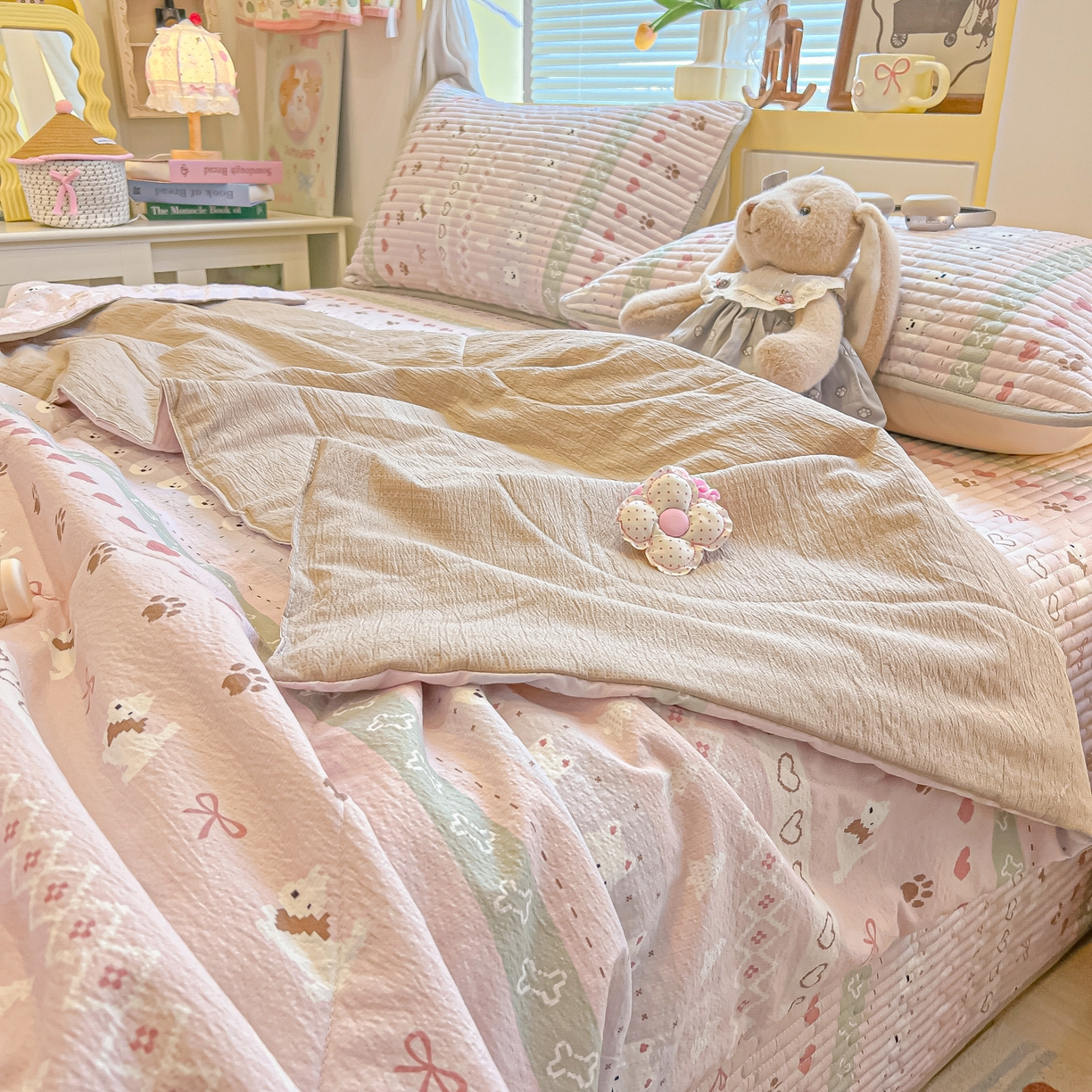 91家纺网 家纺一手货源 找家纺 乐逸家纺  2026新款A类云感双层纱夏被床盖四件套 小狗日记