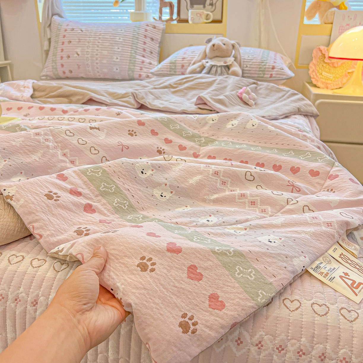 91家纺网 家纺一手货源 找家纺 乐逸家纺  2026新款A类云感双层纱夏被床盖四件套 小狗日记