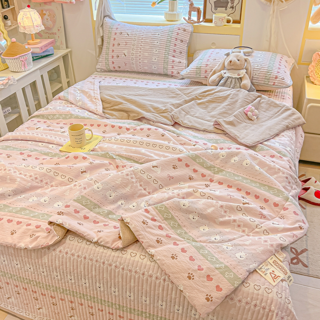 91家纺网 家纺一手货源 找家纺 乐逸家纺  2026新款A类云感双层纱夏被床盖四件套 小狗日记