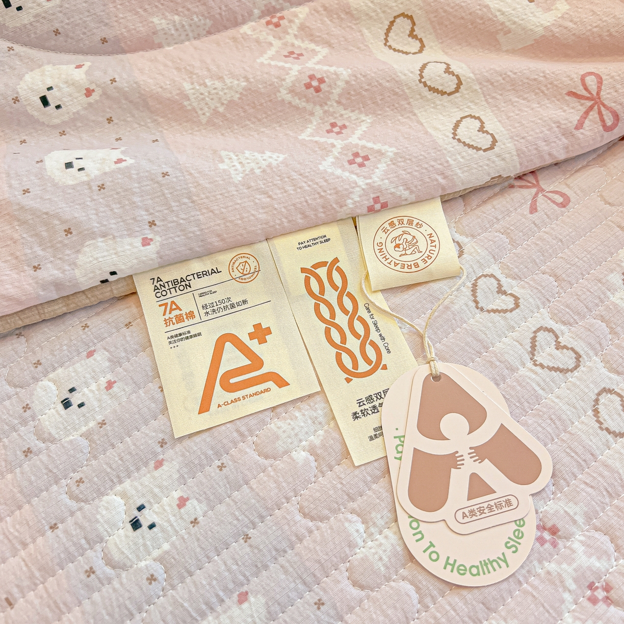 91家纺网 家纺一手货源 找家纺 乐逸家纺  2026新款A类云感双层纱夏被床盖四件套 小狗日记