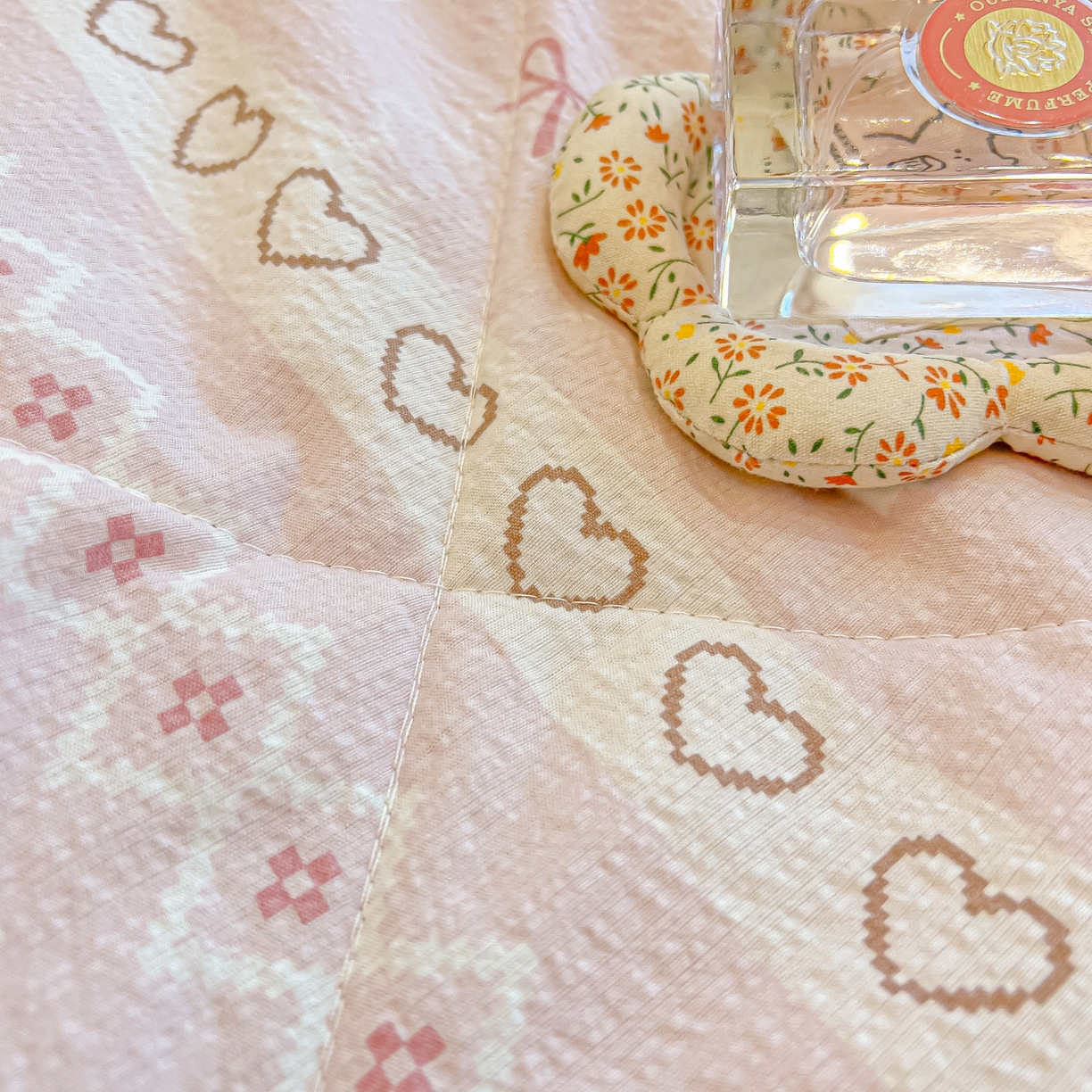 91家纺网 家纺一手货源 找家纺 乐逸家纺  2026新款A类云感双层纱夏被床盖四件套 小狗日记