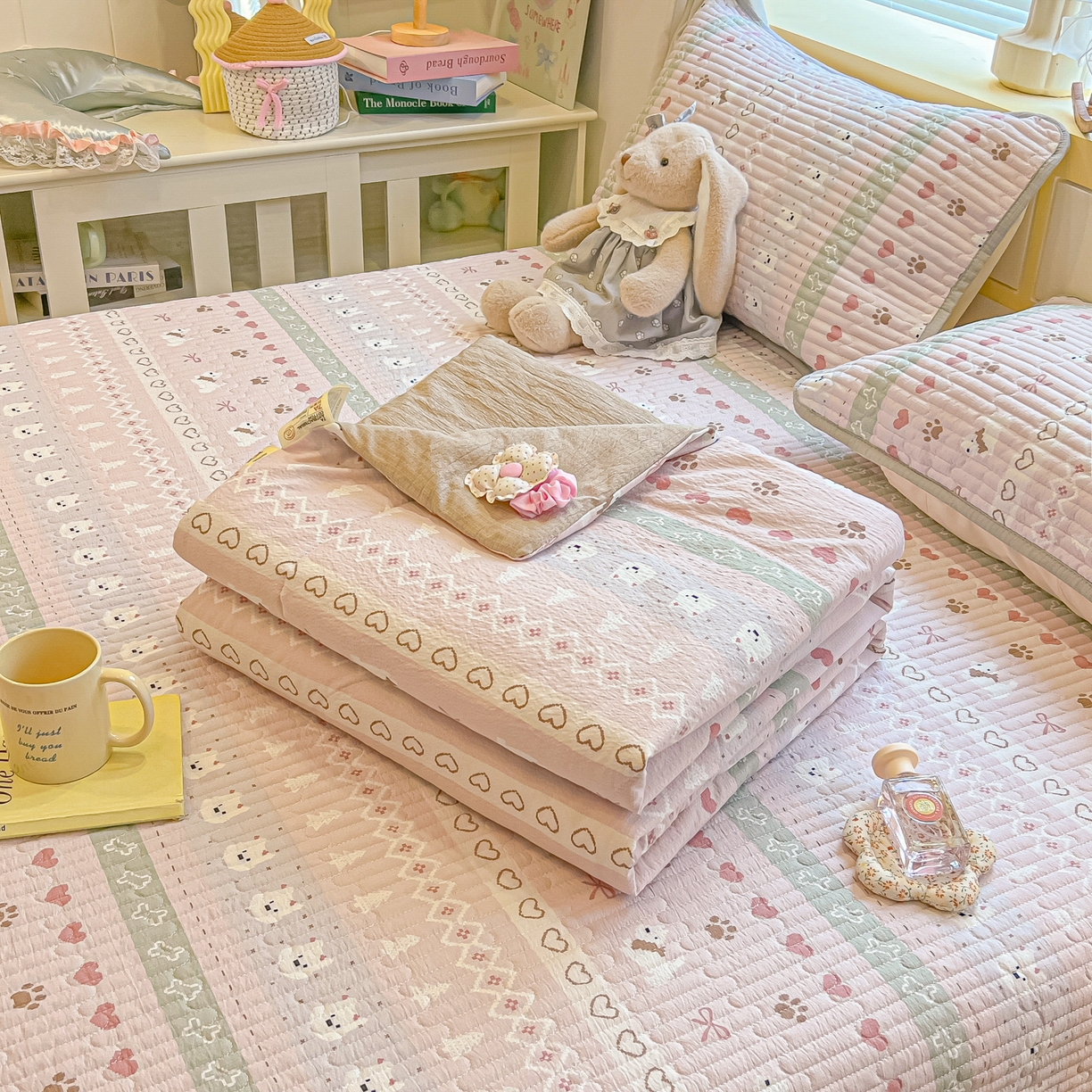 91家纺网 家纺一手货源 找家纺 乐逸家纺  2026新款A类云感双层纱夏被床盖四件套 小狗日记