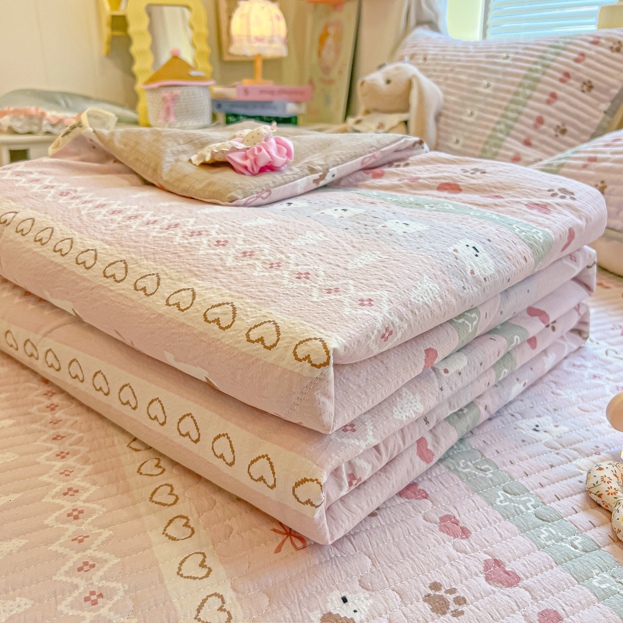 91家纺网 家纺一手货源 找家纺 乐逸家纺  2026新款A类云感双层纱夏被床盖四件套 小狗日记