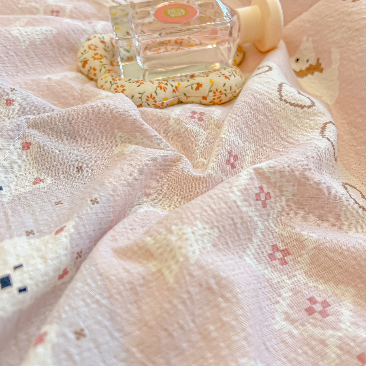 91家纺网 家纺一手货源 找家纺 乐逸家纺  2026新款A类云感双层纱夏被床盖四件套 小狗日记