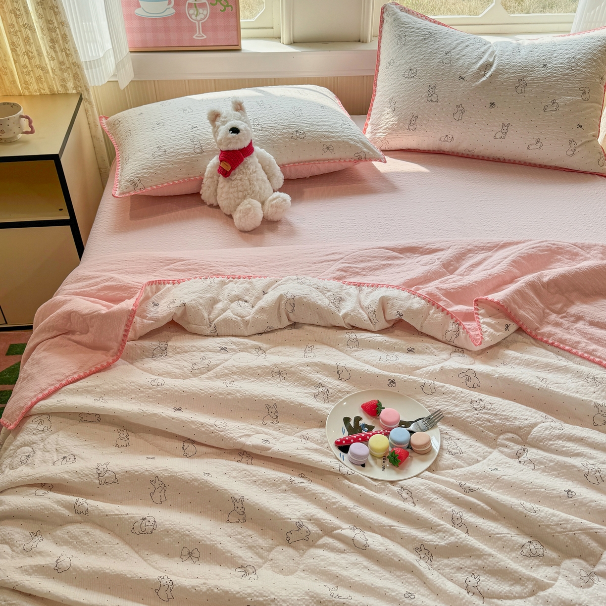 91家纺网 家纺一手货源 找家纺 慕澄家纺 2026新款泡芙棉贝壳边印花夏被四件套 夏被-粉边兔小乖