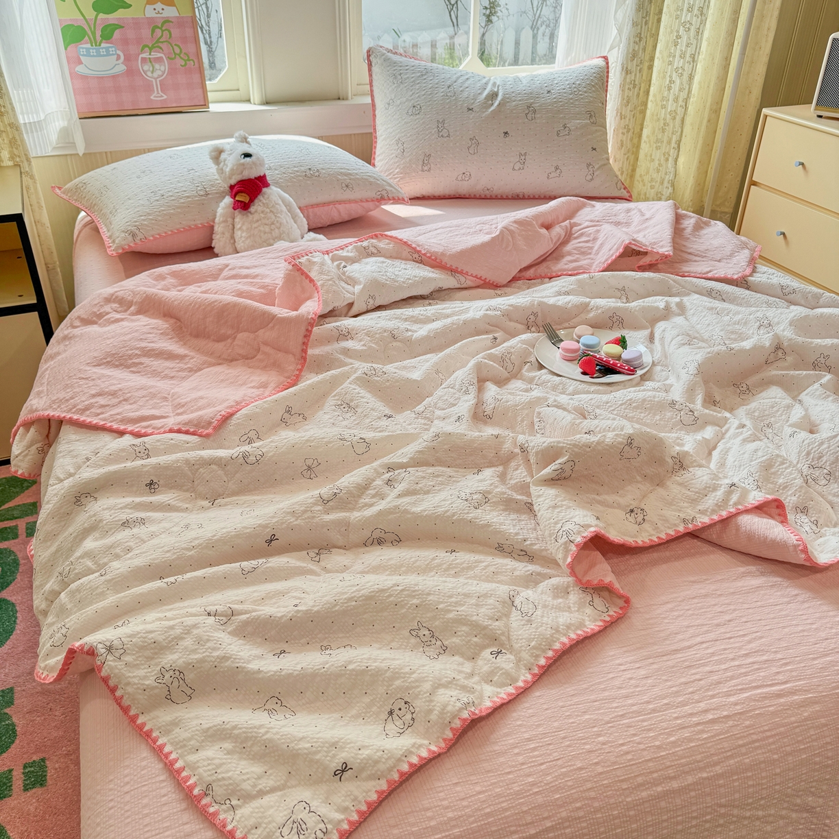 91家纺网 家纺一手货源 找家纺 慕澄家纺 2026新款泡芙棉贝壳边印花夏被四件套 夏被-粉边兔小乖