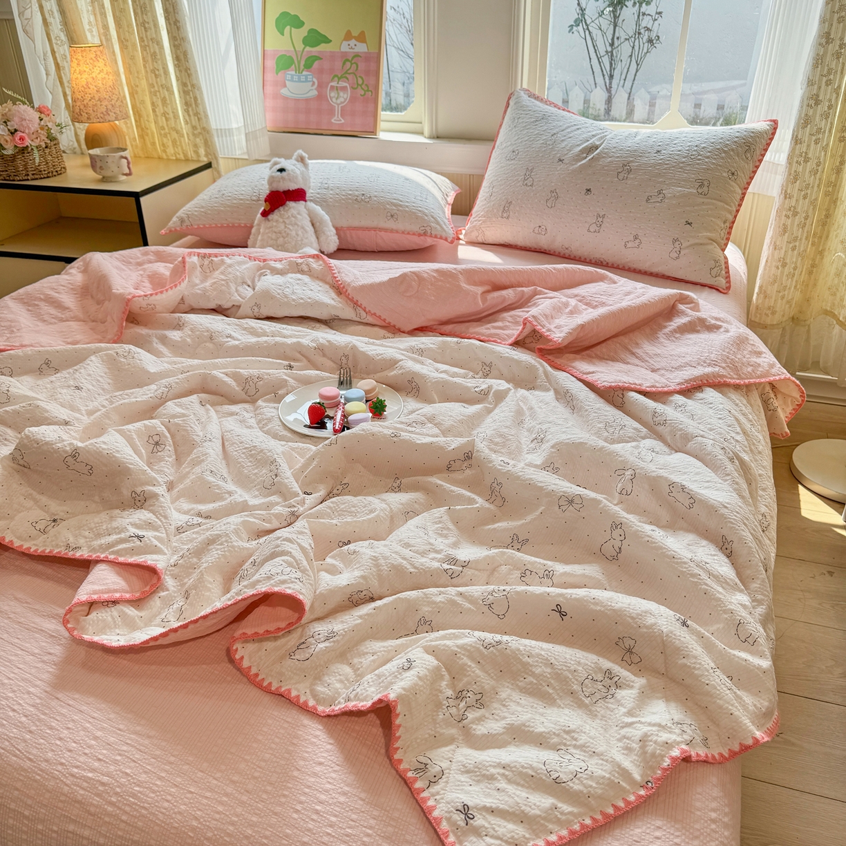 91家纺网 家纺一手货源 找家纺 慕澄家纺 2026新款泡芙棉贝壳边印花夏被四件套 夏被-粉边兔小乖