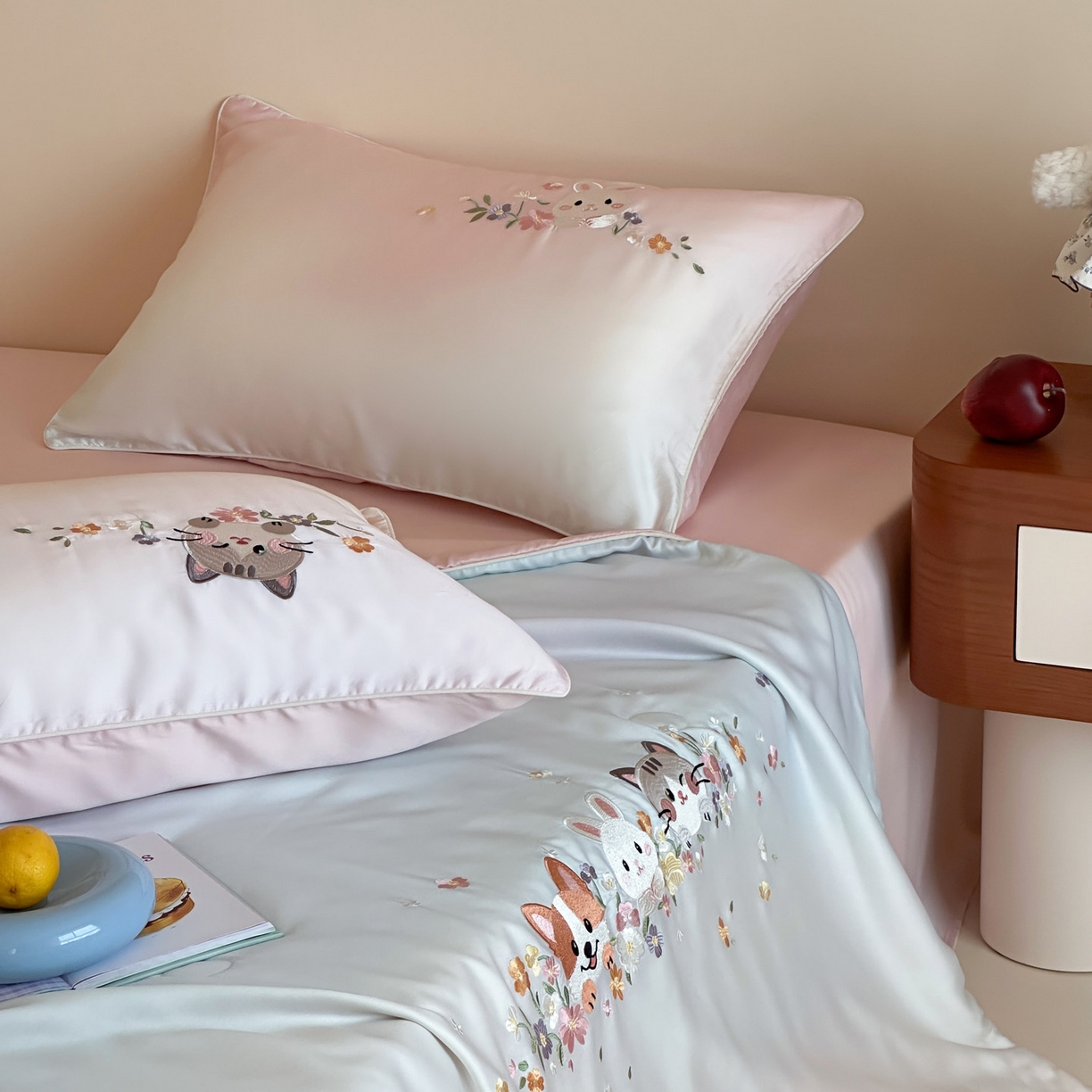 91家纺网 家纺一手货源 找家纺 爱缦 2026新款60s兰精天丝数码印花绣花夏被空调被夏凉被四件套 萌物花园-粉