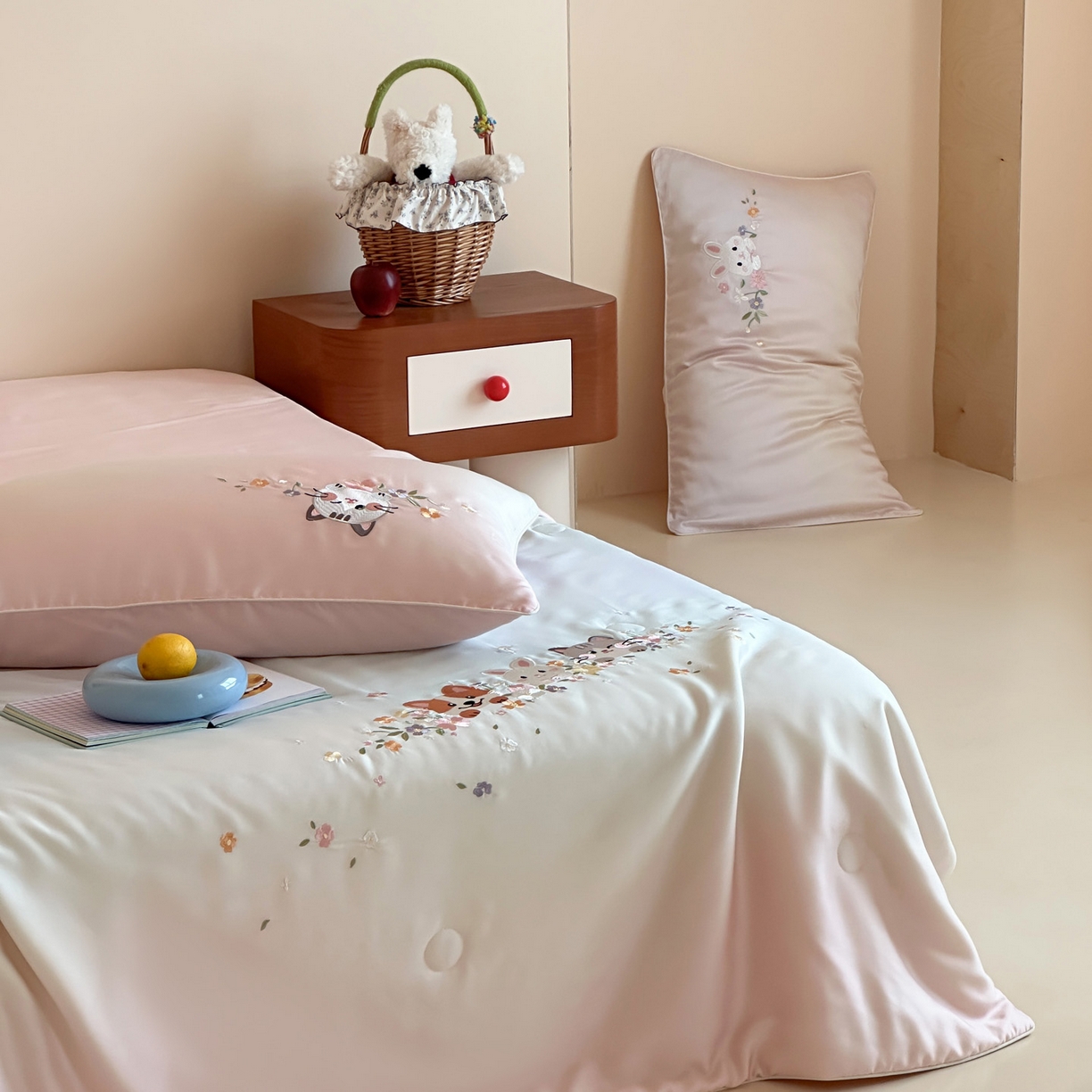 91家纺网 家纺一手货源 找家纺 爱缦 2026新款60s兰精天丝数码印花绣花夏被空调被夏凉被四件套 萌物花园-粉