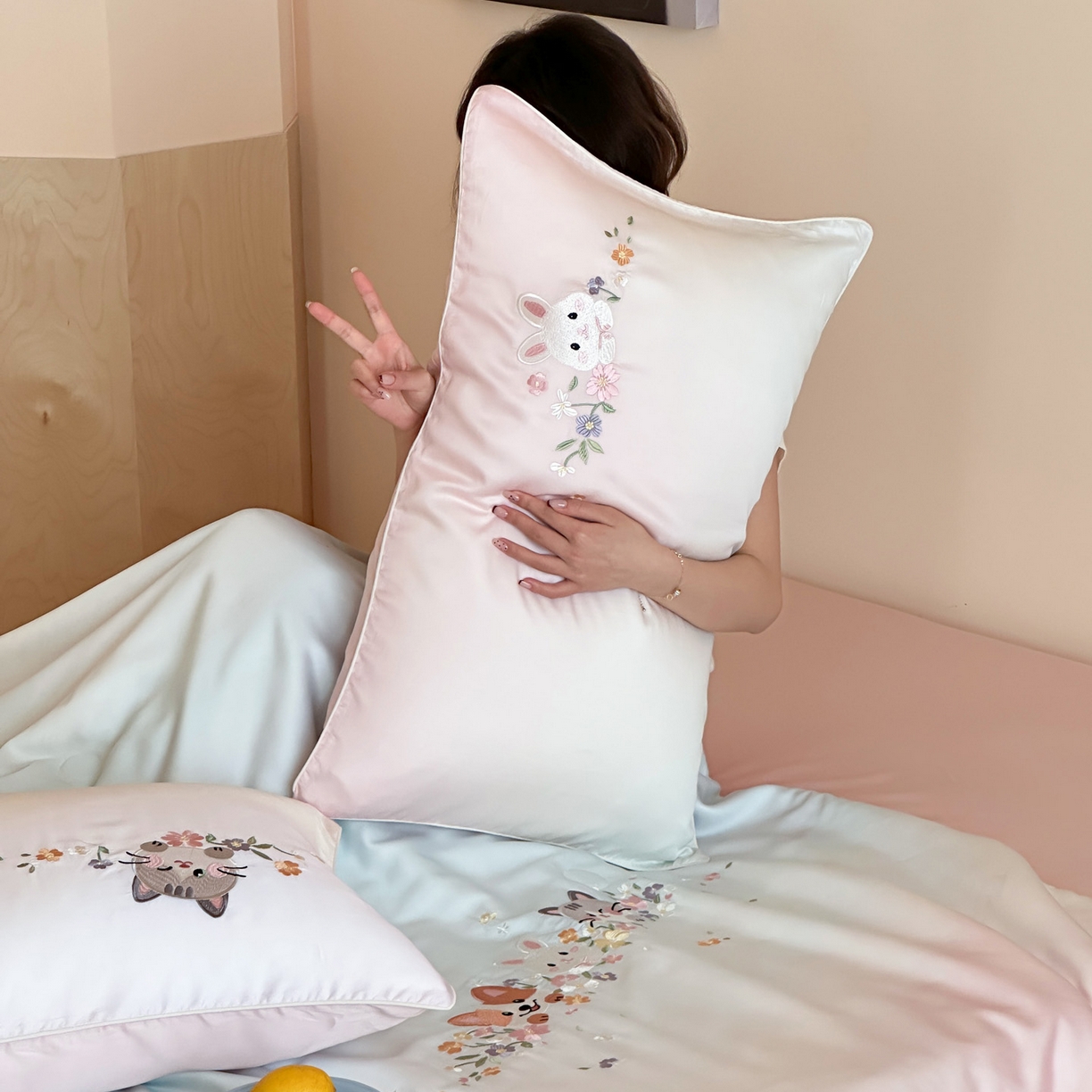 91家纺网 家纺一手货源 找家纺 爱缦 2026新款60s兰精天丝数码印花绣花夏被空调被夏凉被四件套 萌物花园-粉