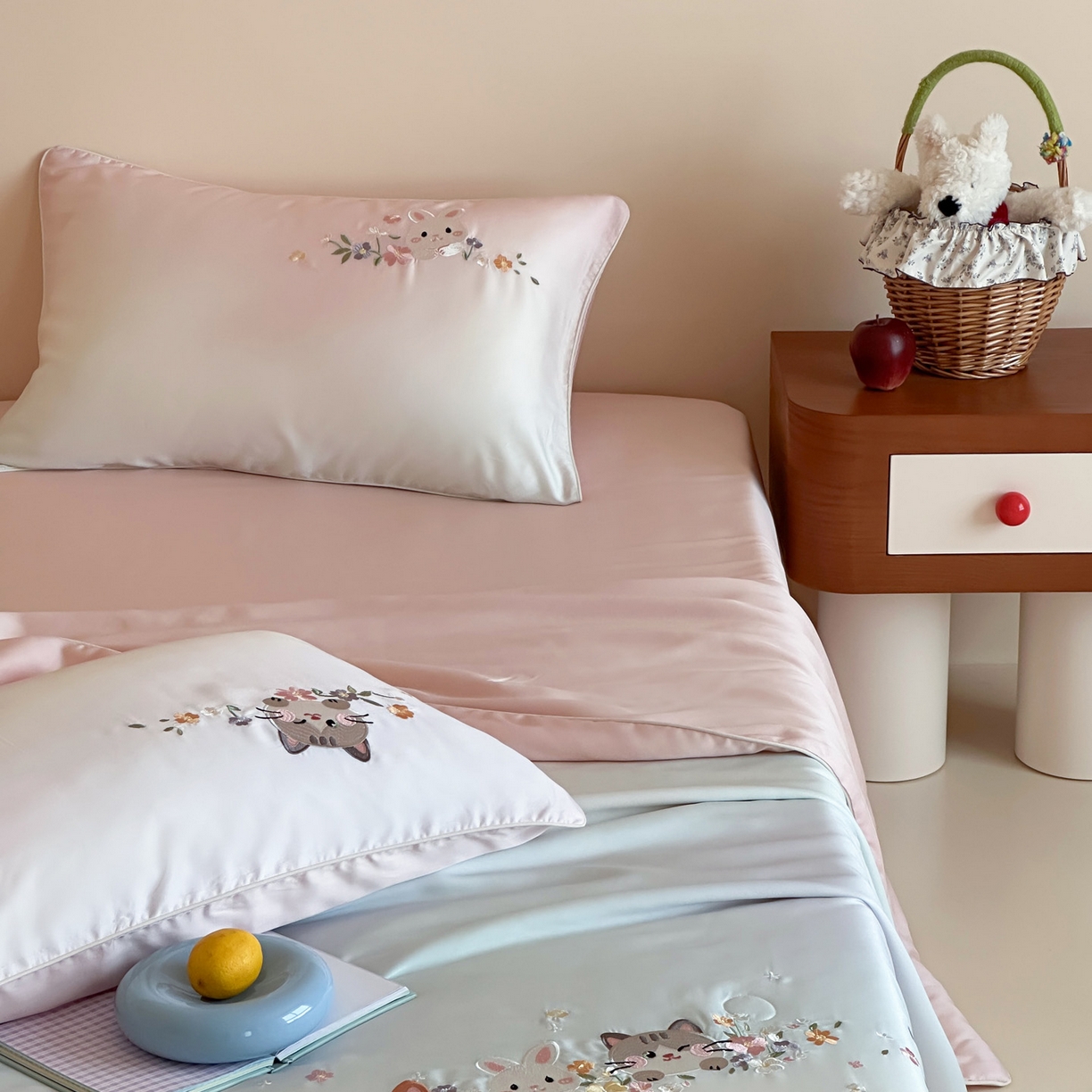 91家纺网 家纺一手货源 找家纺 爱缦 2026新款60s兰精天丝数码印花绣花夏被空调被夏凉被四件套 萌物花园-粉