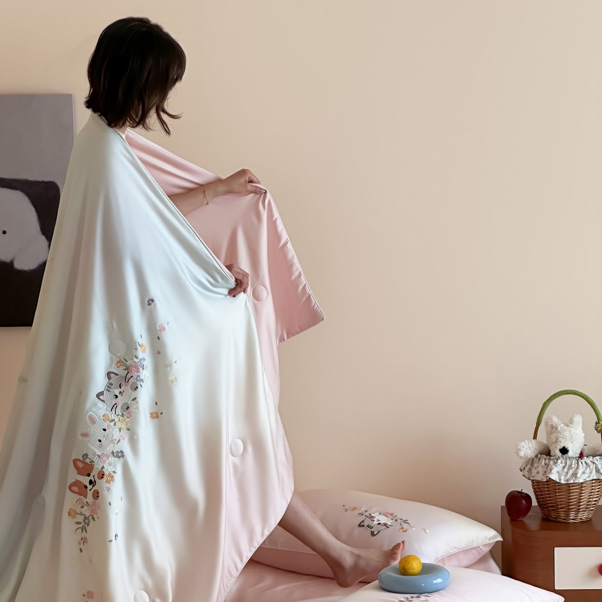 91家纺网 家纺一手货源 找家纺 爱缦 2026新款60s兰精天丝数码印花绣花夏被空调被夏凉被四件套 萌物花园-粉